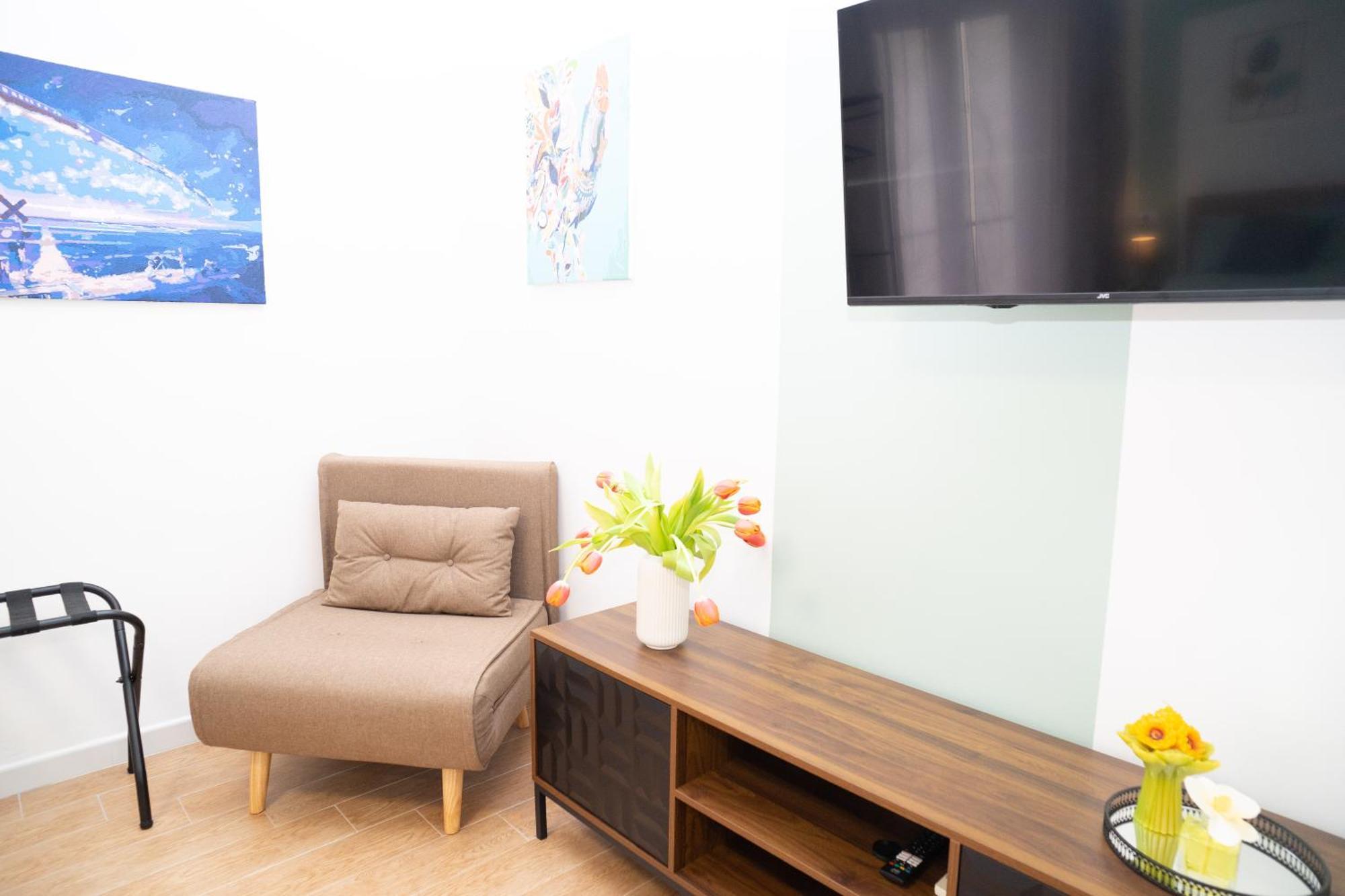 Appartamento Comfort And Metro 2 Steps Away, Perfect For 3 Guests *